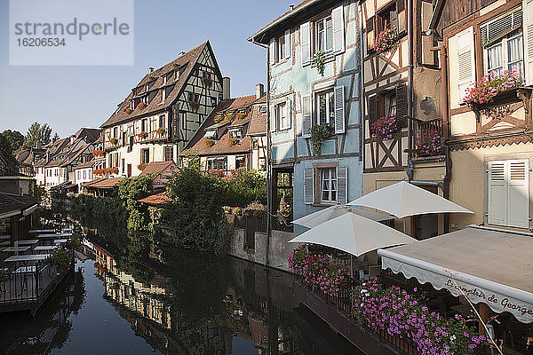 Mittelalterliche Häuser entlang des Kanals  Colmar  Elsass  Frankreich. Elsässische Weinstraße