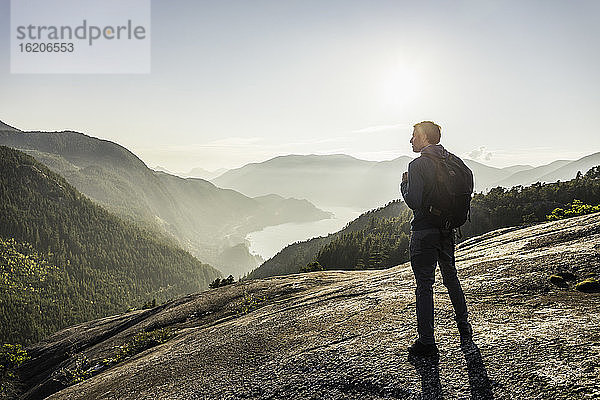 Mann mit Blick auf die Aussicht  Stawamus Chief  mit Blick auf die Howe Sound Bay  Squamish  British Columbia  Kanada