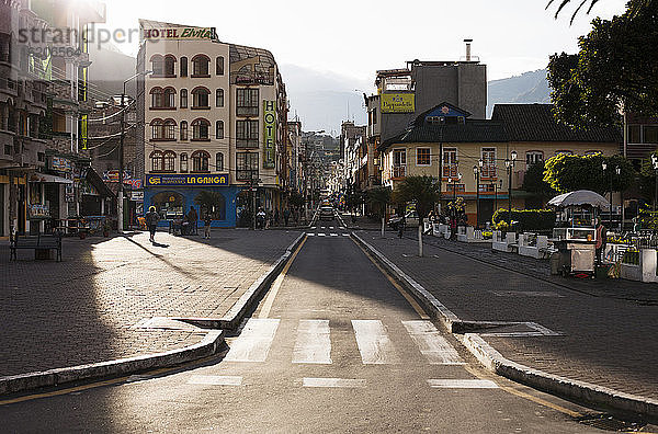 Sonnenbeschienener Blick auf eine Straße in Banos  Ecuador