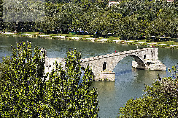 Blick von oben auf den Fluss Rhone und die Pont Saint-Benezet/Pont d Avignon  Avignon  Provence  Frankreich