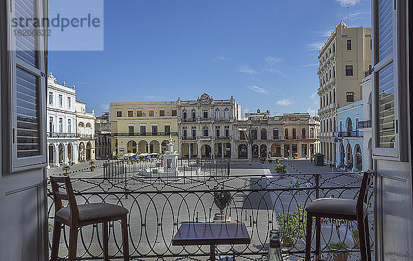 Koloniale Architektur auf der Plaza Vieja vom Balkon aus  Havanna  Kuba