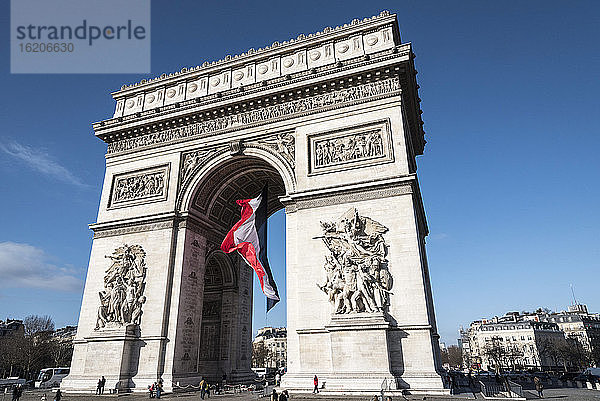 Ansicht der französischen Flagge und des Arc de Triomphe  Paris  Frankreich