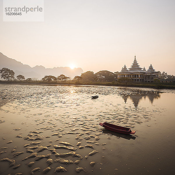 Ruhiges Wasser  Kyauk Ka Latt Pagode  Hpa An  Staat Kayin  Myanmar