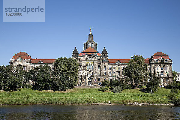 Elbe und Schloss Pilnitz  Dresden  Deutschland