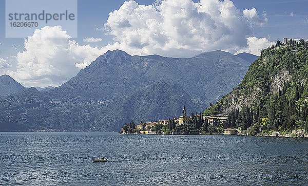 Blick auf das Dorf Varenna  Comer See  Italien
