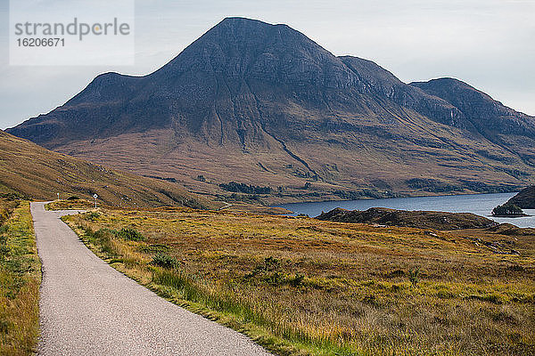 Offene Straße in den Bergen  Schottland  UK