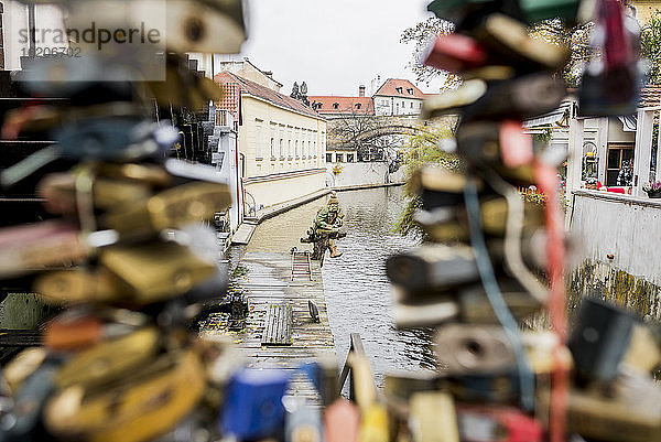 Vorhängeschlösser am Zaun in der Nähe der John-Lennon-Mauer  Prag  Tschechische Republik