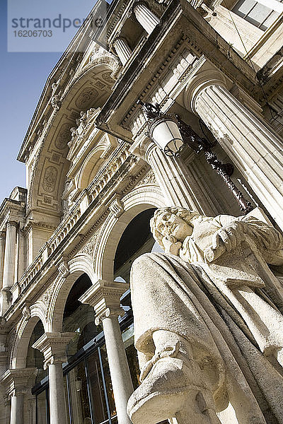 Blick von unten auf die Statue von Moliere vor der Opera dAvignon  Avignon  Provence  Frankreich