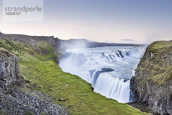 Gullfoss-Wasserfall und vulkanische Landschaft  Fluss Hvata  Arnessysla  Island