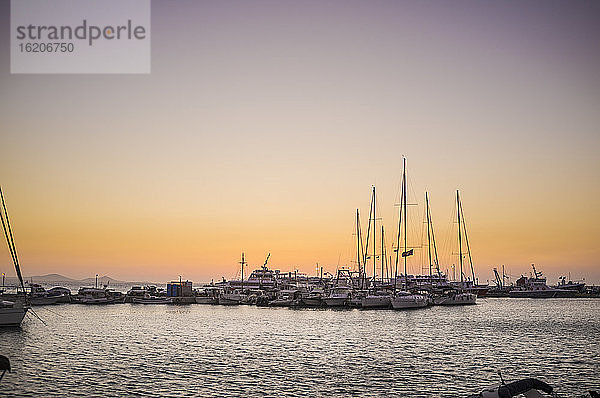 Blick auf Yachten und Boote im Yachthafen in der Abenddämmerung  Insel Naxos  Griechenland