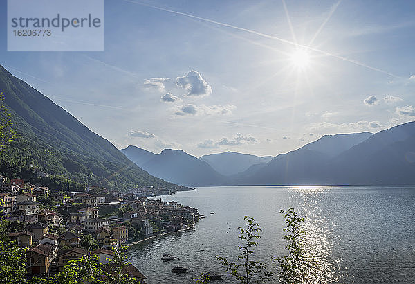 Erhöhter Blick auf ferne Berge bei Sonnenaufgang  Comer See  Italien