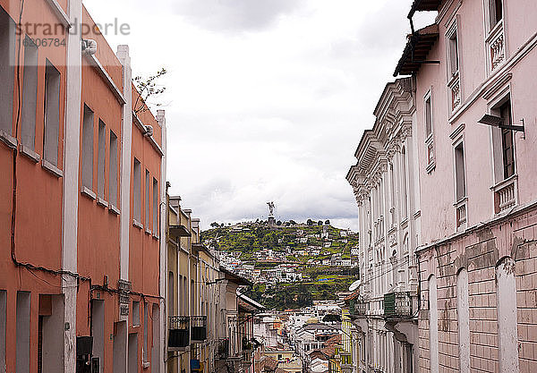 Blick auf die Straße und die Virgen de Quito auf dem Hügel El Panecillo  Quito  Ecuador