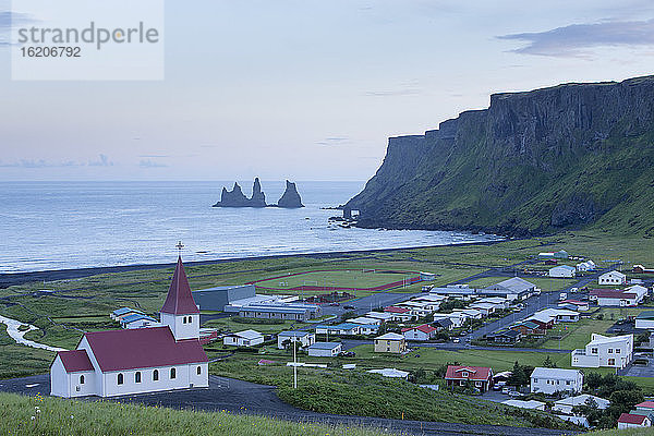 Blick von oben auf die Basaltstapel von Reynisdrangar und das Dorf Vik  Myrdalshreppur  Island