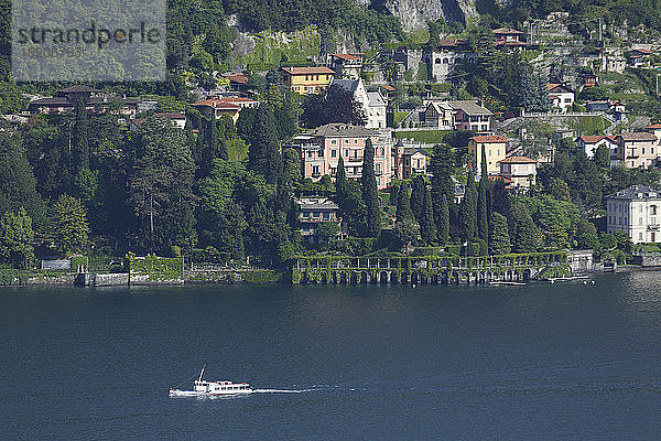 Blick von oben auf die Fähre und das Dorf Laglio  Comer See  Italien