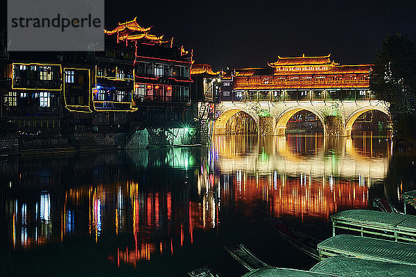 Brücke über den Fluss  bei Nacht beleuchtet  Fenghuang  Hunan  China