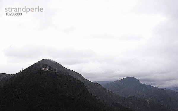 Blick auf den Berg Guadalupe vom Berg Monserrate aus  Bogota  Kolumbien  Südamerika