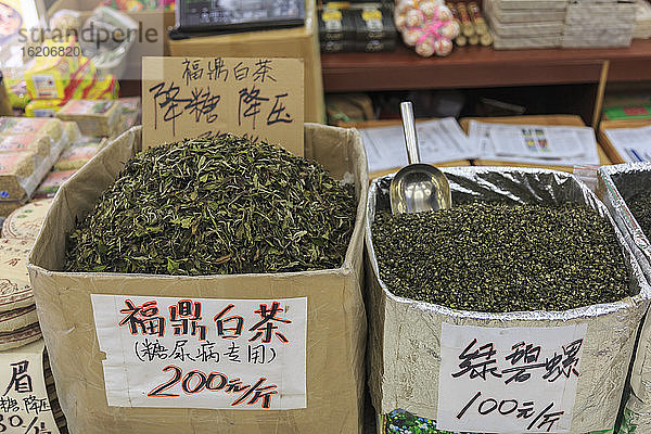 Hochformatige Ansicht von Schüttgutbehältern mit Teeblättern zum Verkauf  Einkaufsviertel im südlichen Zentrum von Peking  China