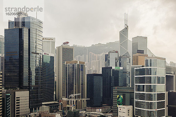Erhöhte Ansicht von Wolkenkratzern  Innenstadt von Hongkong  China