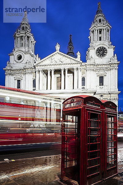 Blick auf den Eingang der St. Pauls Kathedrale und die rote Telefonzelle bei Nacht  London  UK
