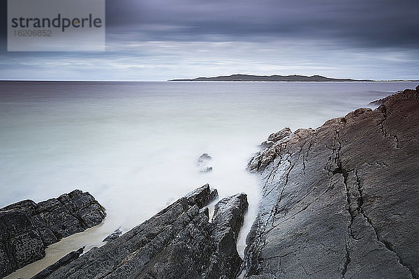 Blick nach Westen über den Sound of Taransay auf die Insel Taransay von Geodh Mhartainn bei Borve  South Harris  Äußere Hebriden  Schottland