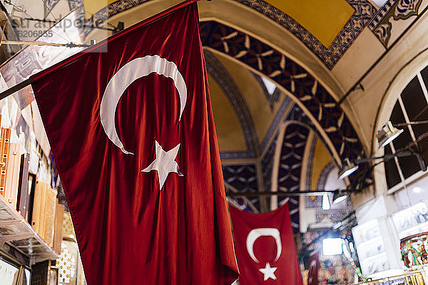Flagge der Türkei  Innenansicht des Großen Basars  Istanbul  Türkei