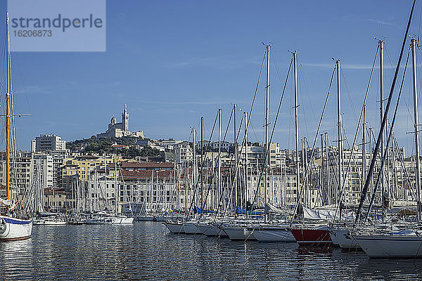 Boote im Yachthafen  Vieux-Port  Notre Dame de la Garde im Hintergrund  Marseille  Frankreich