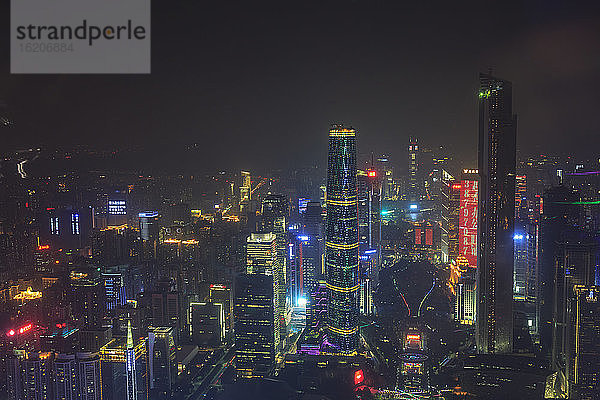 Erhöhte Ansicht von Guangzhou bei Nacht beleuchtet  Canton Tower  China