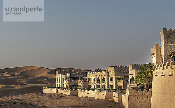 Außenansicht des Wüstenresorts Qsar Al Sarab  Empty Quarter Desert  Abu Dhabi  Vereinigte Arabische Emirate