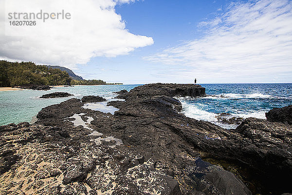 Lavafelsen und Landzunge an einer hawaiianischen Küste.