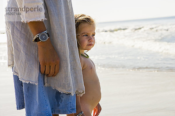 Porträt eines 3-jährigen Mädchens am Strand