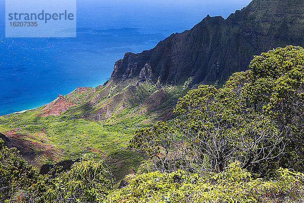 Dramatische Landschaft und steiler Bergrücken  über einem Tal aufragende Klippen und Blick auf das Meer.