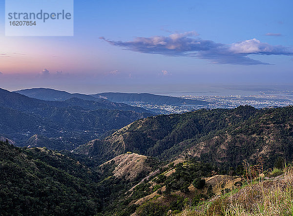 Blick über die Blue Mountains in Richtung Kingston im Morgengrauen  Gemeinde Saint Andrew  Jamaika  Westindische Inseln  Karibik  Zentralamerika