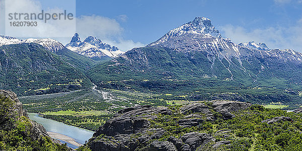 Das Castillo-Gebirge und das weite Tal des Ibanez-Flusses von der Panamerikanischen Autobahn aus gesehen  Region Aysen  Patagonien  Chile  Südamerika