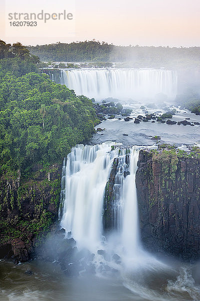 Blick auf die Wasserfälle und den Fluss Iguassu  Iguazu-Fälle (Foz de Iguacu)  UNESCO-Weltkulturerbe  Parana  Brasilien  Südamerika