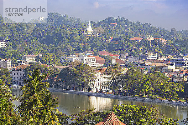 Blick auf den Kandy-See  Kandy  UNESCO-Weltkulturerbe  Zentralprovinz  Sri Lanka  Asien