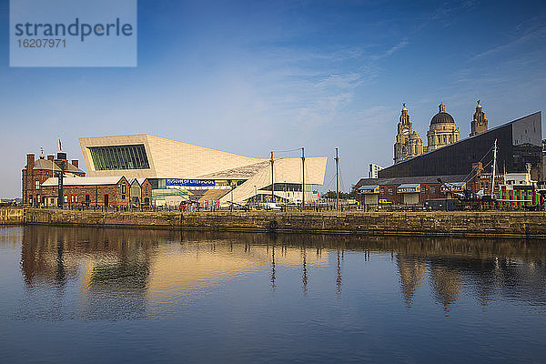 Ansicht der Pier Head-Gebäude  die sich im Canning Dock spiegeln  Liverpool  Merseyside  England  Vereinigtes Königreich  Europa