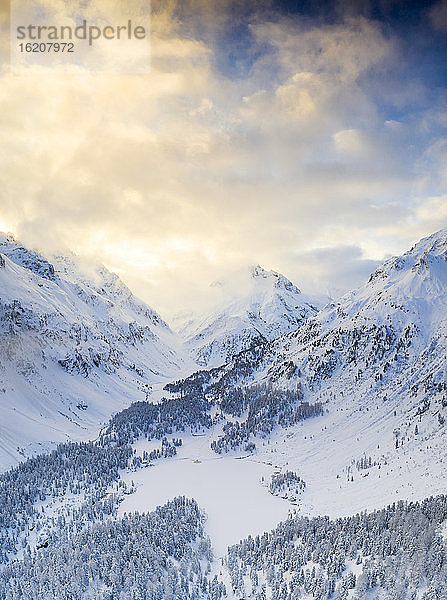 Luftaufnahme des Cavloc-Sees und der verschneiten Wälder  Bergell  Engadin  Kanton Graubünden  Schweiz  Europa