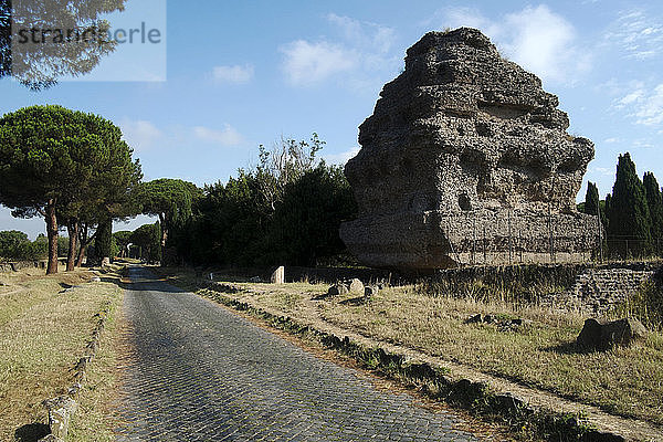 Pyramidengrab entlang der antiken Via Appia  Rom  Latium  Italien  Europa