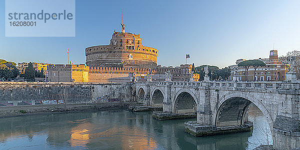 Engelsbrücke (Ponte Sant'Angelo) und Engelsburg  UNESCO-Weltkulturerbe  Rom  Latium  Italien  Europa