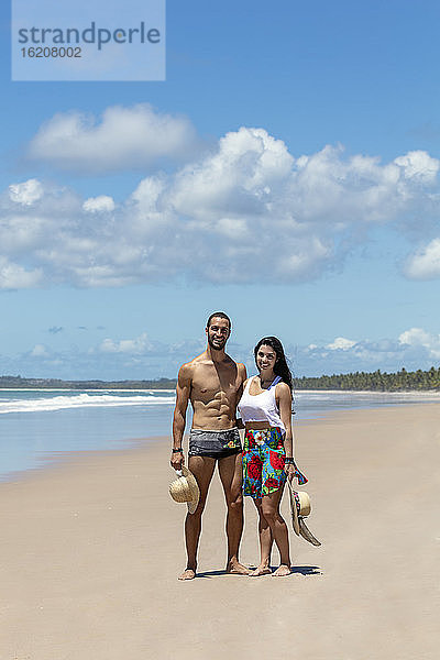 Ein gut aussehendes hispanisches (lateinamerikanisches) Paar an einem einsamen Strand lächelt in die Kamera  Brasilien  Südamerika