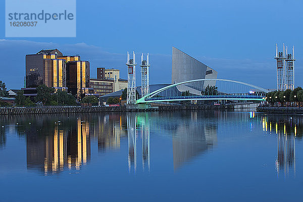 Die Lowry-Fußgängerbrücke und das Imperial War Museum North  Salford Quays  Salford  Manchester  England  Vereinigtes Königreich  Europa