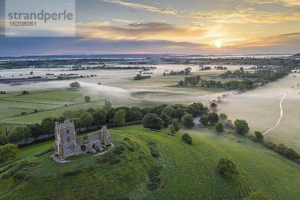 Die Ruinen der St. Michaelskirche bei Sonnenaufgang im Frühling  Burrow Mump  Somerset  England  Grossbritannien  Europa