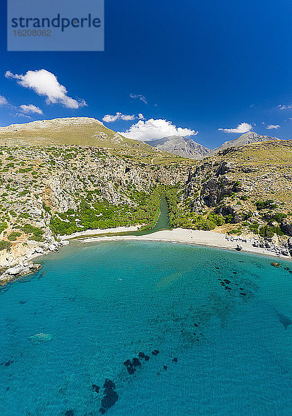 Luftaufnahme der Drohne vom Strand von Preveli  Retymno  Insel Kreta  Griechische Inseln  Griechenland  Europa