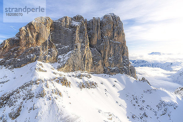 Luftaufnahme des Westgrates und der Südwand von Punta Penia im Winter  Dolomiten  Trentino-Südtirol  Italien  Europa