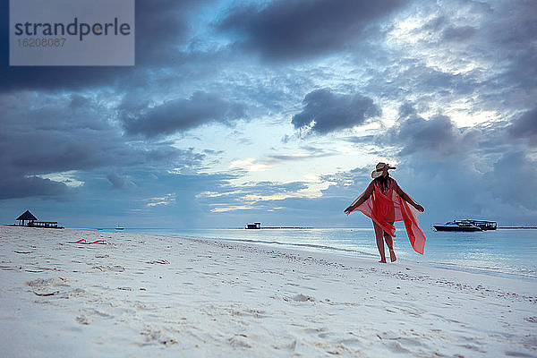 Eine Frau genießt den Strand  Die Malediven  Indischer Ozean  Asien