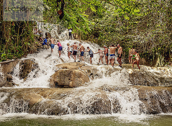 Menschen  die die Dunn's River Falls besteigen  Ocho Rios  Saint Ann Parish  Jamaika  Westindien  Karibik  Mittelamerika
