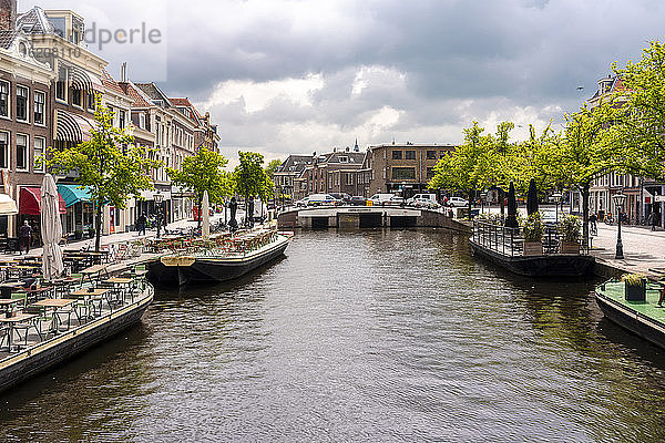 Nieuwe Rijn (Neuer Rhein) Kanal mit Karnemelksbrug-Brücke  Cafés und Geschäfte im Herzen von Leiden  Süd-Holland  Niederlande  Europa