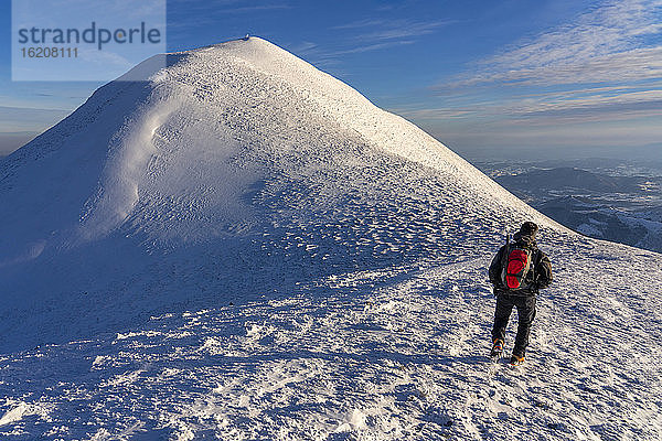 Wanderer in Gipfelnähe im Winter  Mount Acuto  Apennin  Umbrien  Italien  Europa