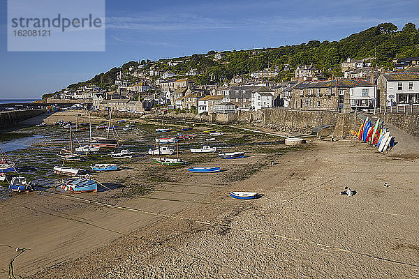 Der Hafen von Mousehole  ein historisches und archetypisches kornisches Fischerdorf  bei Ebbe gesehen  in der Nähe von Penzance  Westcornwall  England  Vereinigtes Königreich  Europa