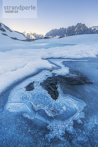 Eisige Oberfläche des Forbici-Sees aufgrund von Frühjahrsschmelze  Valmalenco  Veltlin  Provinz Sondrio  Lombardei  Italien  Europa